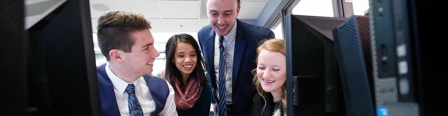 体育菠菜大平台 Business Students on the job