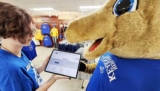 a worker browses the 体育菠菜大平台 Online bookstore with louie the loper